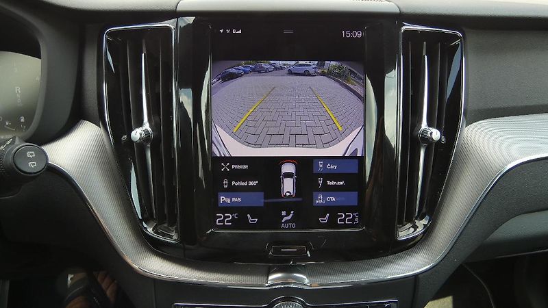 Volvo XC60 B4 AWD R Design - fotka 15 z 24