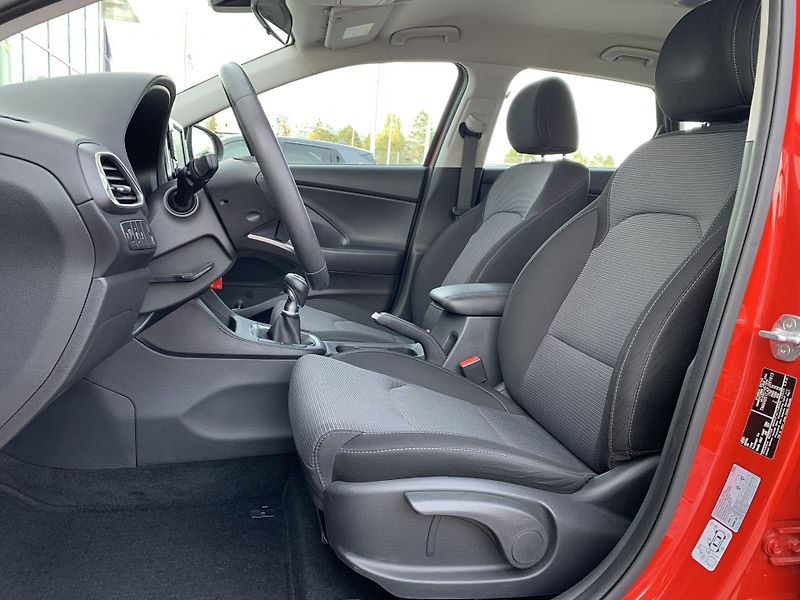 Hyundai i30 COMFORT 1.5i 80kW MAN6 - fotka 17 z 30