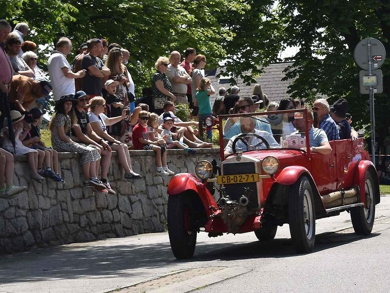Tradiční závod S kopce do kopce si nenechalo letos ujít na sedm desítek posádek historických automobilů a motocyklů.