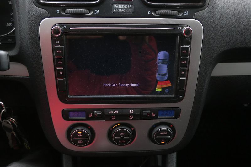 Volkswagen Scirocco (2009) 2,0TDI SPORT Panorama Bi-Xenon - fotka 31 z 44