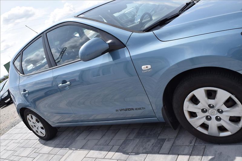 Hyundai i30 1,6 CRDi 66KW COMFORT+ 2XKOLA - fotka 9 z 42