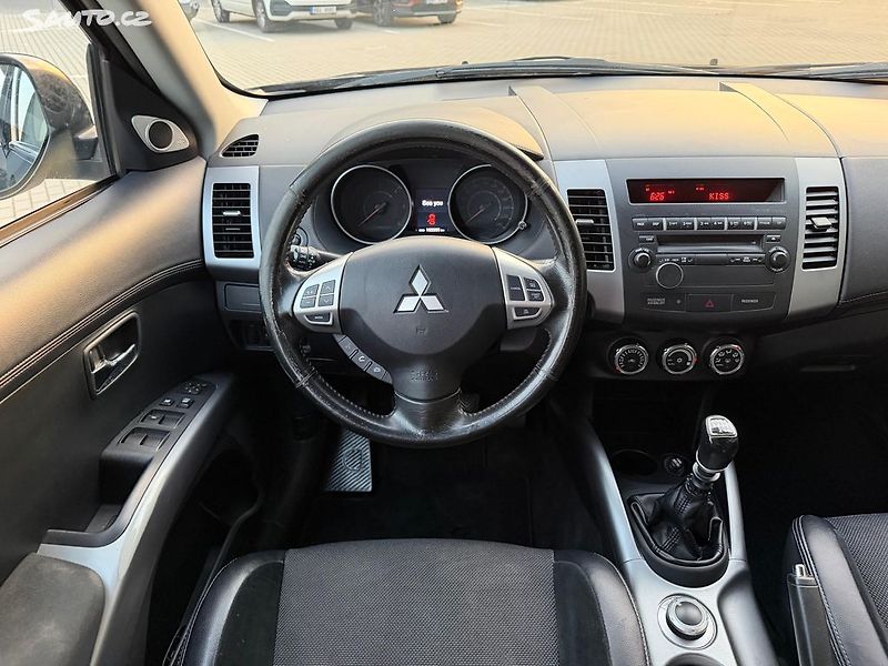 Mitsubishi Outlander (2011) 2.2DI-D,130kw 4x4 7 míst Tažné - fotka 18 z 23