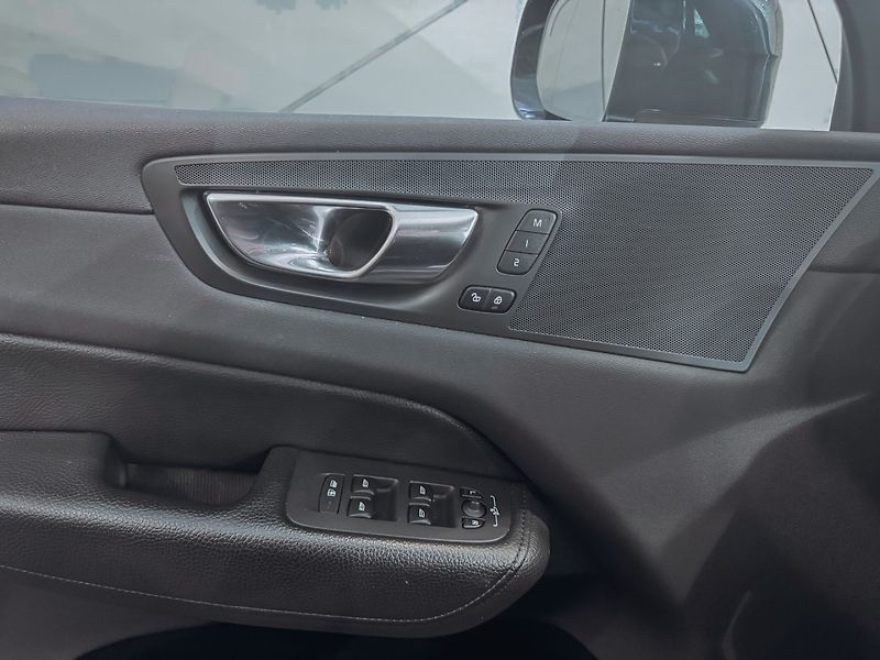 Volvo XC60 T8 AWD Inscription - fotka 8 z 22