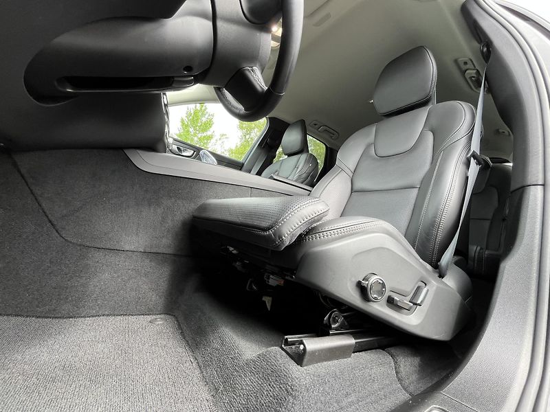 Volvo XC60 B5 AWD PLUS DARK/360/vent/kola - fotka 16 z 50