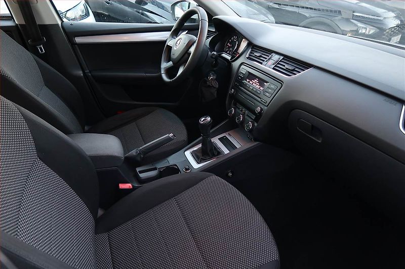 Škoda Octavia (2013) 1.6 TDI, Park. senzory - fotka 9 z 15