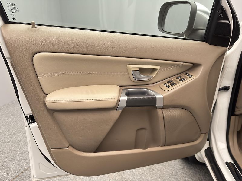 Volvo XC90 D5 AWD EXECUTIVE AUT CZ - fotka 17 z 36
