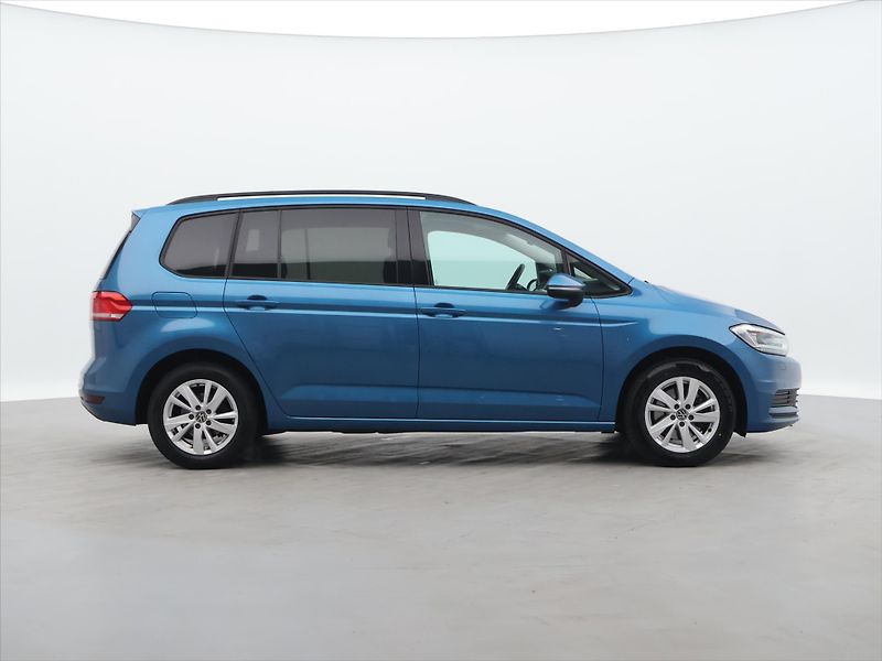 Volkswagen Touran 1,5 TSI 110kW DSG Matrix DPH - fotka 8 z 34