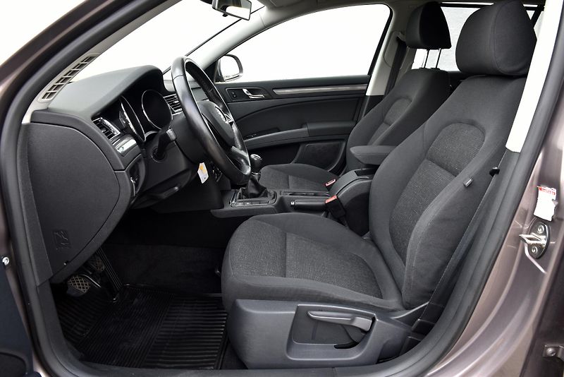 Škoda Superb 1.6 TDi 6st,KLIMA,NAVI,PDC,ALU - fotka 7 z 39