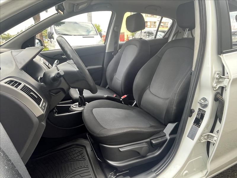 Hyundai i20 1,2 i  Family Space - fotka 9 z 21
