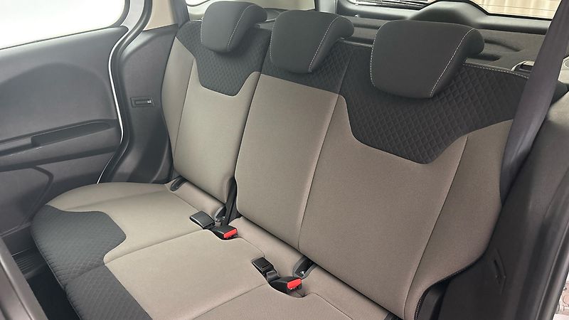 Ford Tourneo Courier 1.5 TDCI Trend - fotka 16 z 21