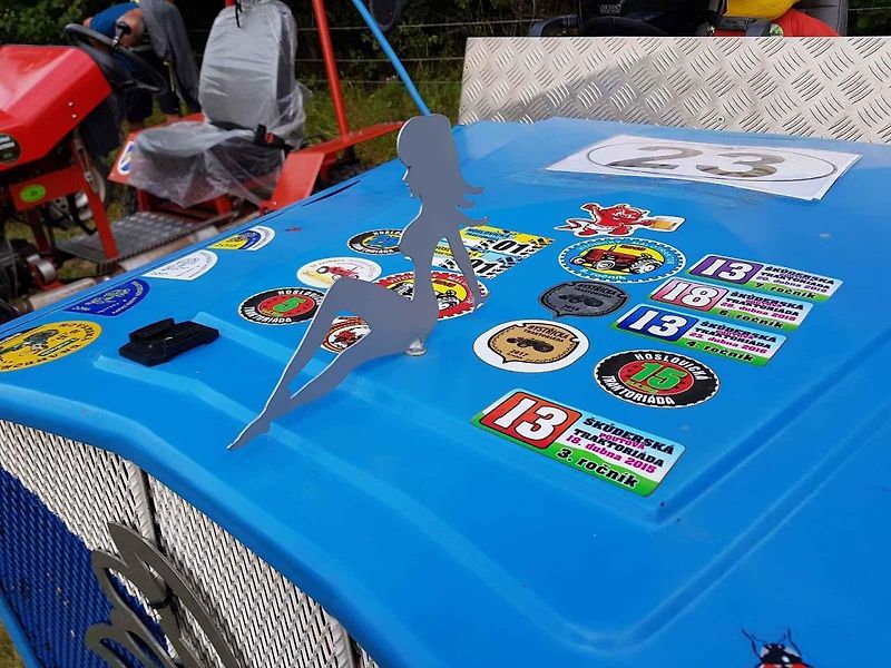 Jiří Ottenschläger zvedá pneumatiku. Chce to dobrou práci se spojkou, říkají jezdci.