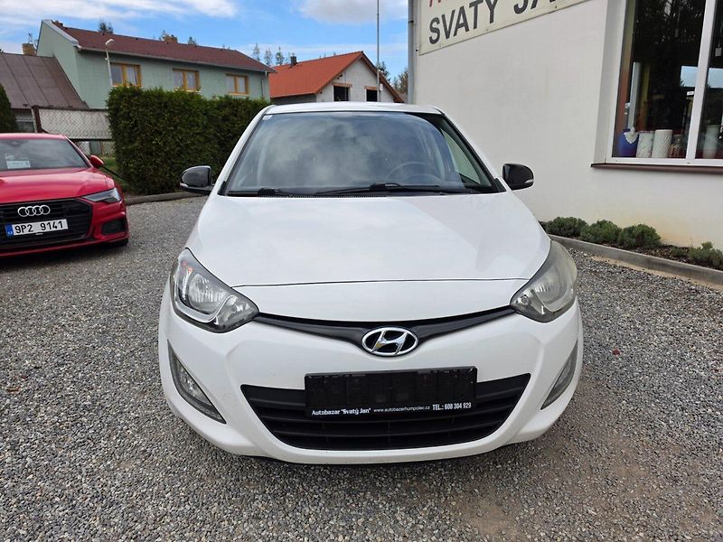 Hyundai i20 (2014) 1.2i Velmi pěkný - fotka 7 z 19