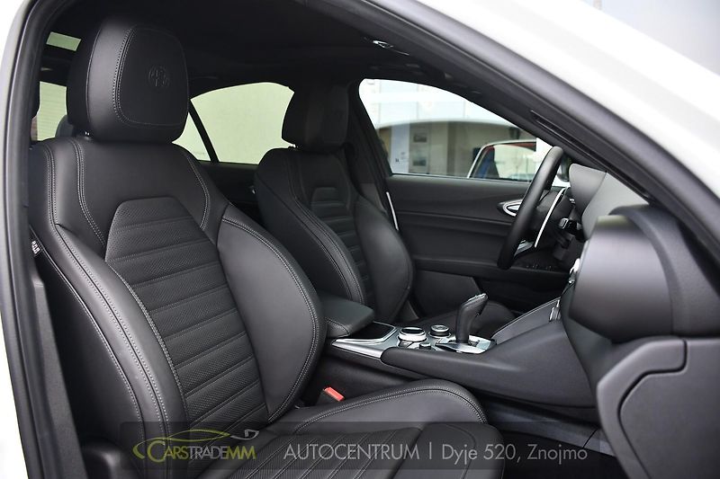 Alfa Romeo Giulia 2.0T 16V 206kW VELOCE AT8 Q4 - fotka 17 z 49