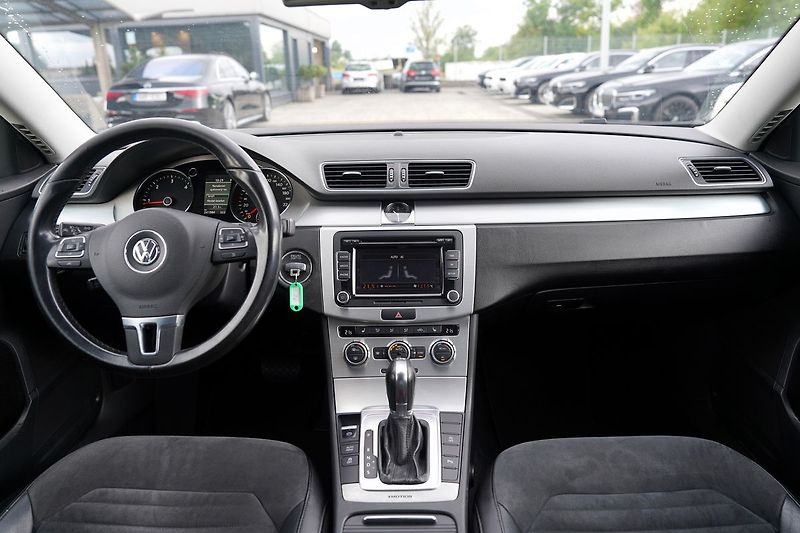 Volkswagen Passat 2.0 TDI 4Motion DSG/16Al./170P - fotka 23 z 38