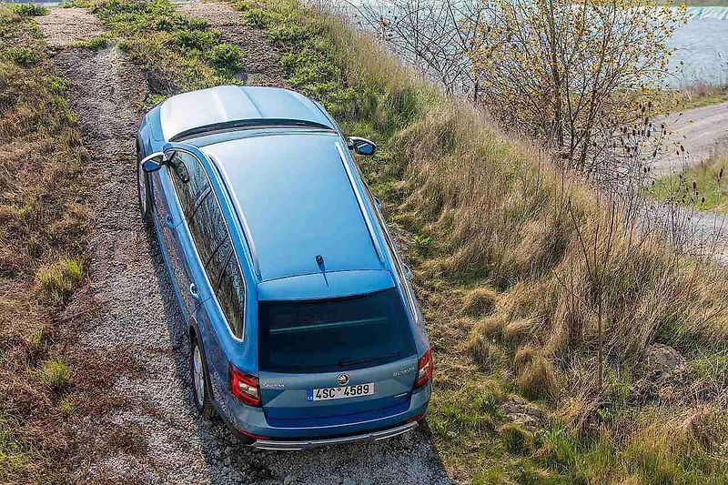 Škoda Octavia Combi RS a Škoda Octavia Scout.