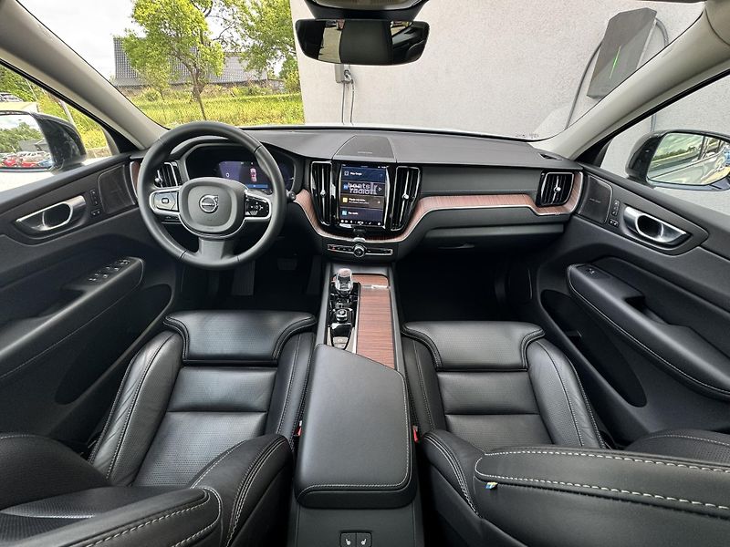 Volvo XC60 T8 AWD ULTIMATE // REZERVACE - fotka 15 z 45
