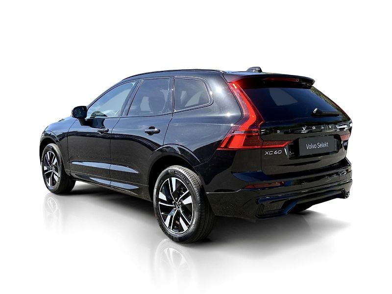 Volvo XC60 B5 AWD PLUS DARK // REZERVACE  - fotka 3 z 47