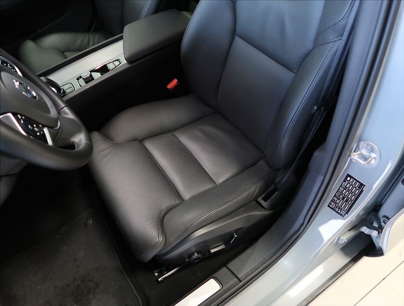Volvo V60 2,0 B4 AT PLUS NAVI KAMERA ČR - fotka 24 z 24