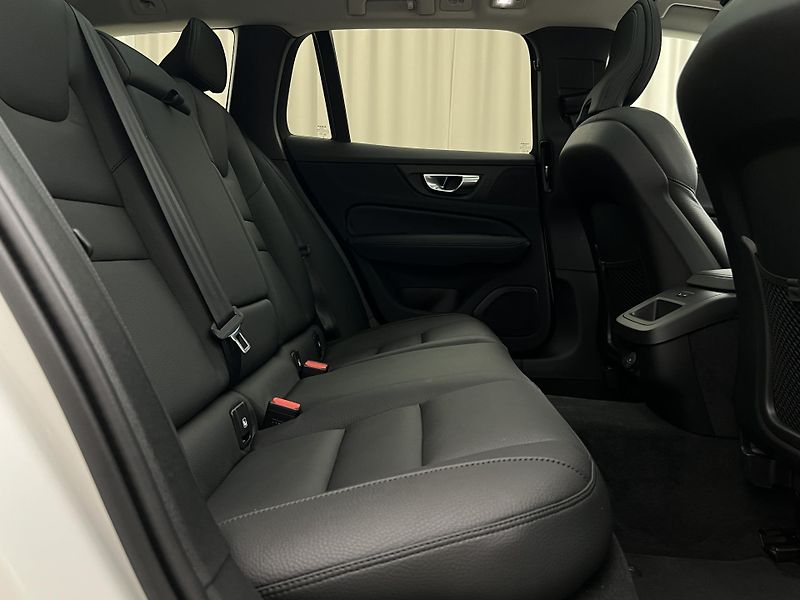 Volvo V60 B4 DARK PLUS AUT - fotka 22 z 46