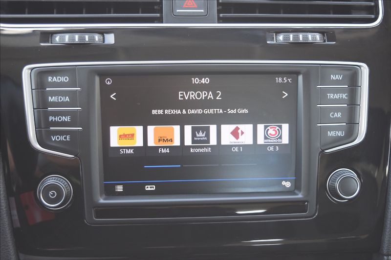 Volkswagen Golf 2,0 TDI 110KW KAMERA XENONY - fotka 40 z 48
