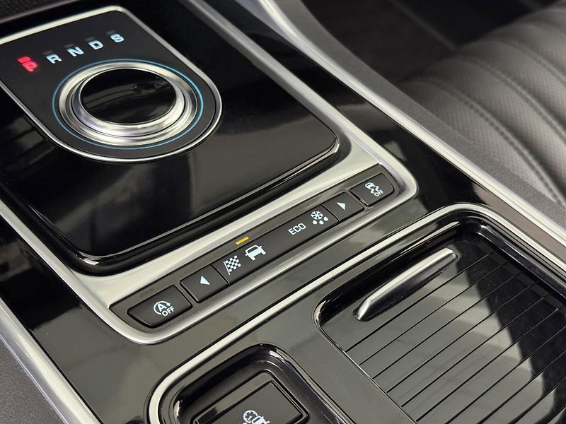 Jaguar XF 25d AWD*FullLED*360Kam*Panoram - fotka 25 z 41