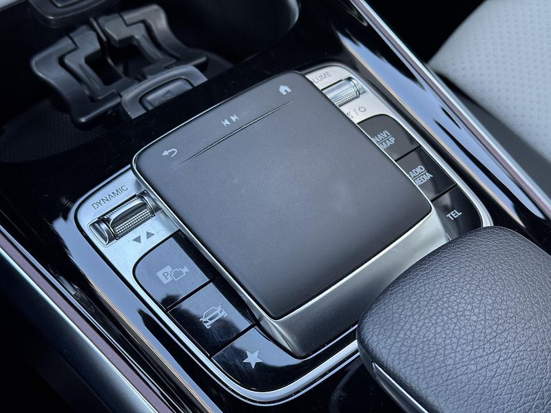 Mercedes-Benz GLB (2019) 200d 4Matic, AMG Line Head-up  - fotka 38 z 51
