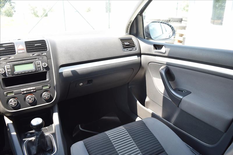 Volkswagen Golf 1,4 i 59KW NOVÁ STK ALU KLIMA - fotka 30 z 46