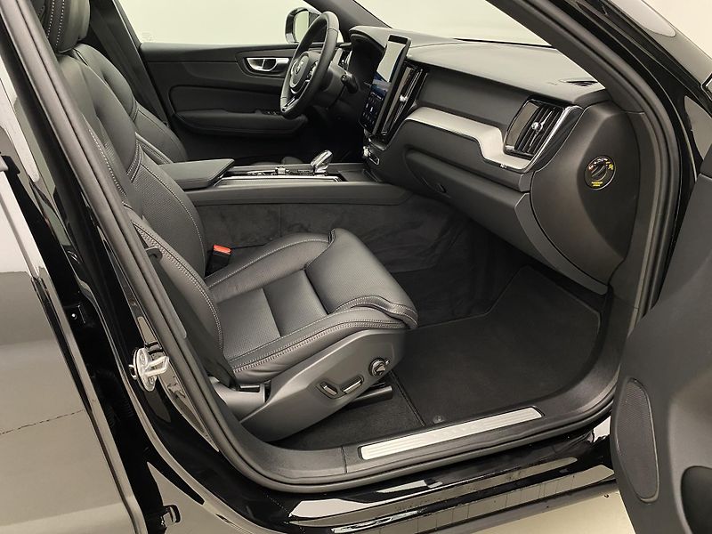 Volvo XC60 T6 AWD RECHARGE BLACK EDITION - fotka 24 z 61