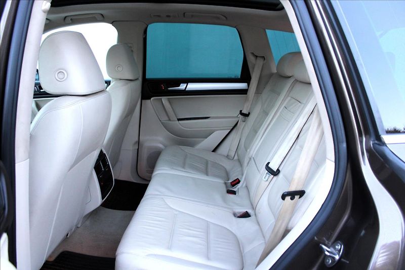 Volkswagen Touareg 3.0 TDI V6/PANOR/TAŽNÉ/NEZ.TOP - fotka 32 z 39