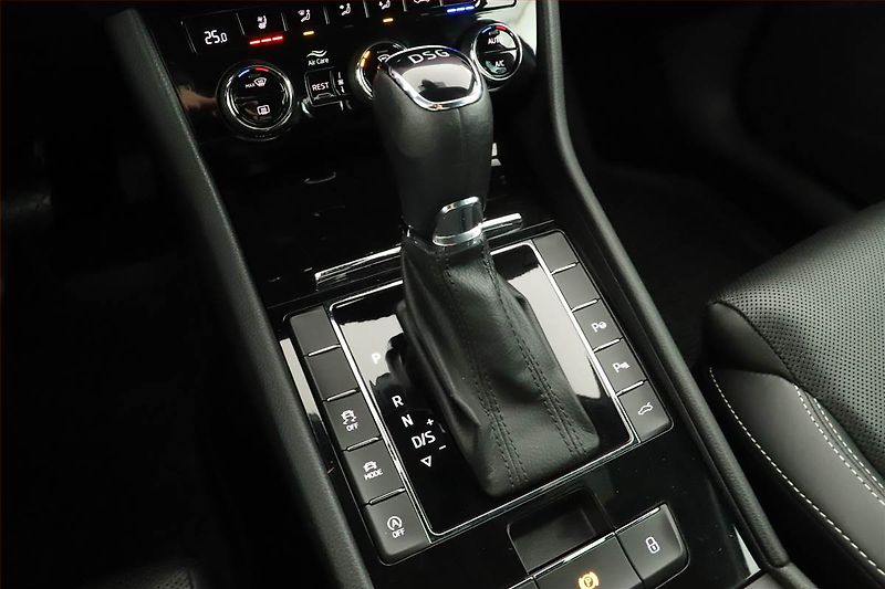 Škoda Superb (2019) Laurin&Klement 2.0 TSI - fotka 12 z 19