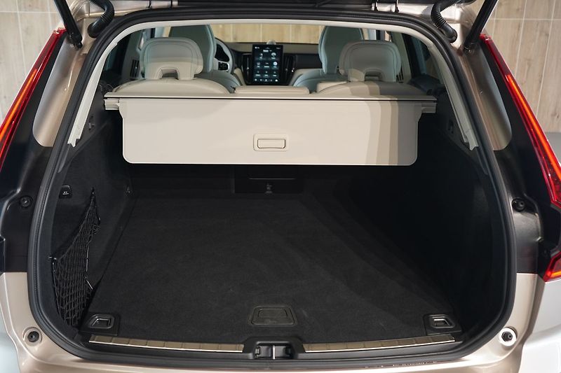 Volvo XC60 B5 ULTRA Dark, Bowers, Masáž - fotka 13 z 46