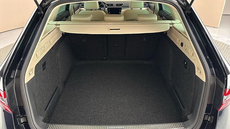 Škoda Superb 2.0 TDI DSG Style Combi - fotka 17 z 27