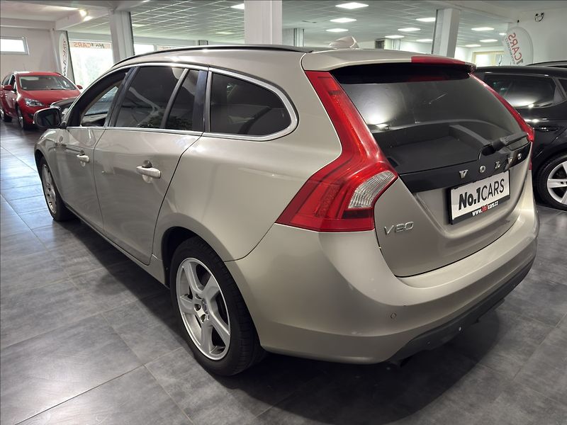 Volvo V60 2,0   T5 177KW SUMMUM XENON - fotka 4 z 38