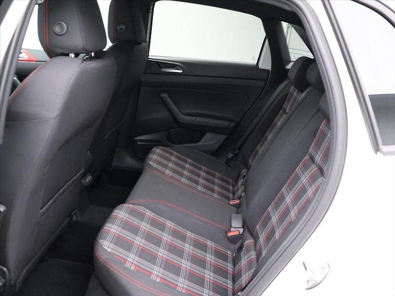 Volkswagen Polo 2,0 TSI GTI DSG Virtual Matrix - fotka 13 z 34