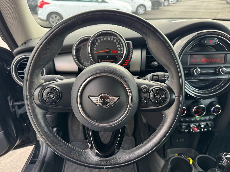Mini One (2014) 1.2i 75kW - fotka 16 z 28
