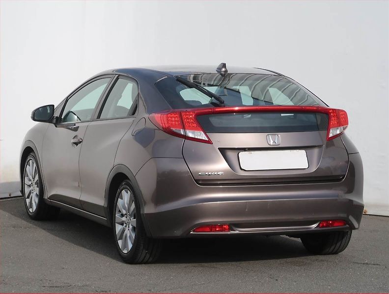 Honda Civic (2012) 1.4 i-VTEC, Tempomat - fotka 4 z 18