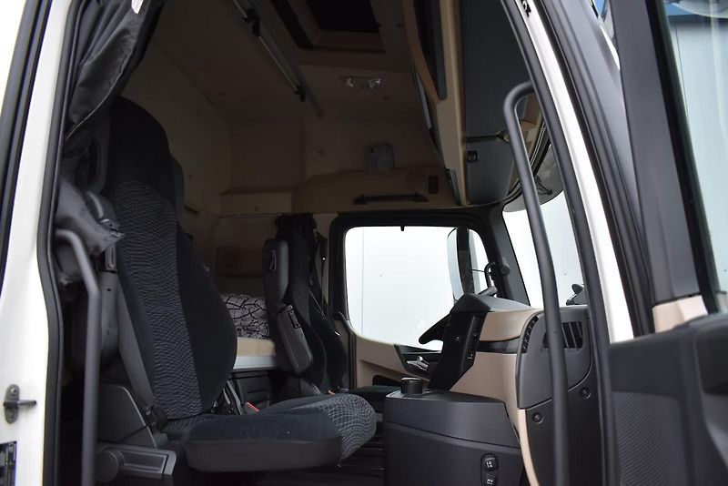 Mercedes-Benz Actros 2548 6x2 prachotěsná skříň - fotka 8 z 18