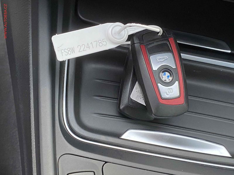 BMW Řada 3 (2015) 2.0T 328i xDrive, Sport, AT - fotka 20 z 20