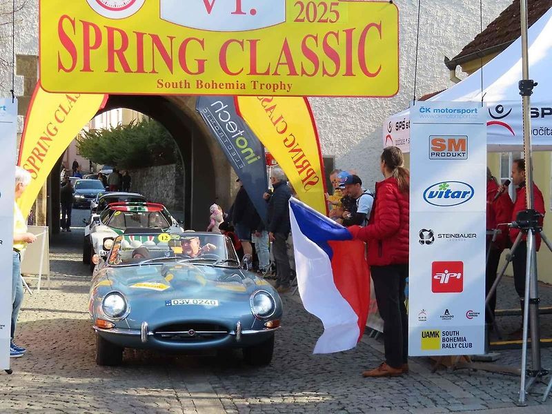 Michal a Jonáš Pavlíčkovi na startu. Rallye Spring Classic startovalo v sobotu 12. dubna dopoledne z jihočeského Tábora. Na trasu 231 kilometrů vyrazilo 100 posádek.