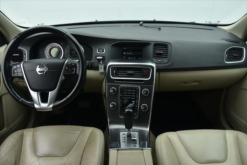 Volvo S60 2.0D 120kW MOMENTUM ČR - fotka 13 z 22