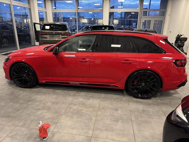 Audi RS 4 (2023) 2,9TFSi Avant quattro MATRIX - fotka 4 z 38