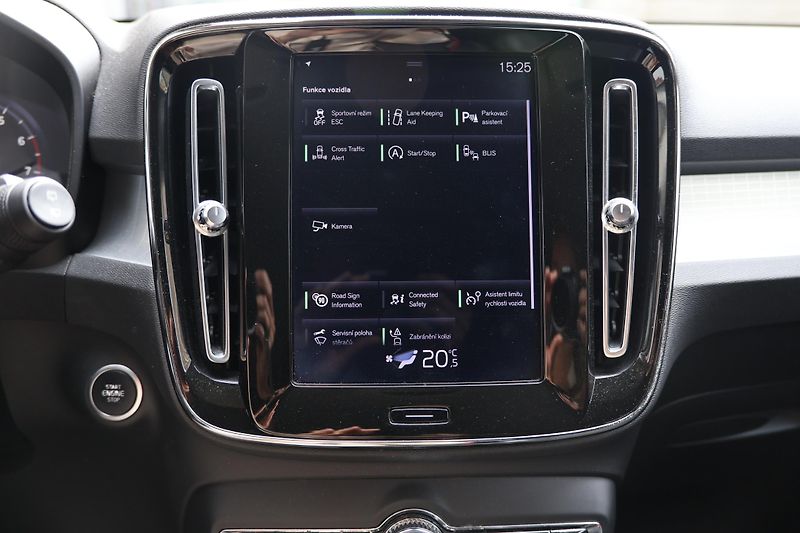 Volvo XC40 (2018) T4 AWD Momentum - fotka 15 z 23