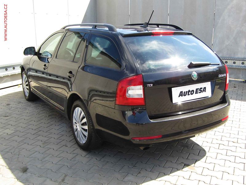 Škoda Octavia (2013) 2.0 TDi, AC, park.čidla - fotka 6 z 19