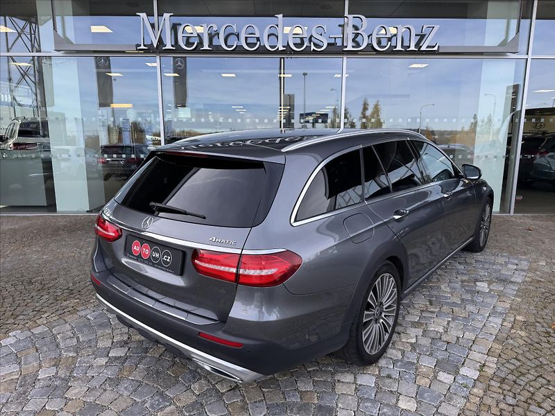 Mercedes-Benz Třídy E E 220d 4M All-terrain - fotka 22 z 33