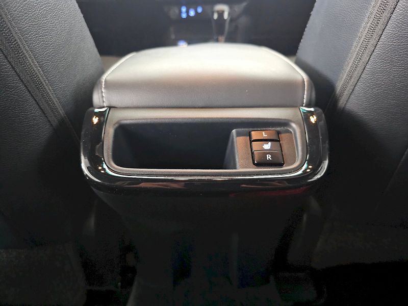 Toyota Hilux (2025) 2.8 D-4D 204k 6AT INVINCIBLE H - fotka 25 z 29