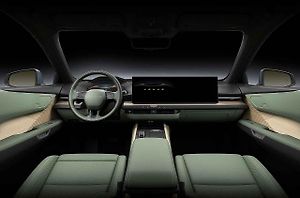 Centrální displej je obrovský.