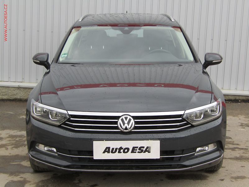 Volkswagen Passat (2018) 2.0TDi, Highline, DSG, LED - fotka 2 z 21