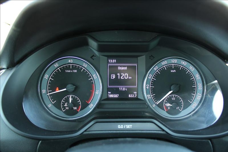 Škoda Octavia 1,4 TSi  EDITTION, XENONY - fotka 16 z 27