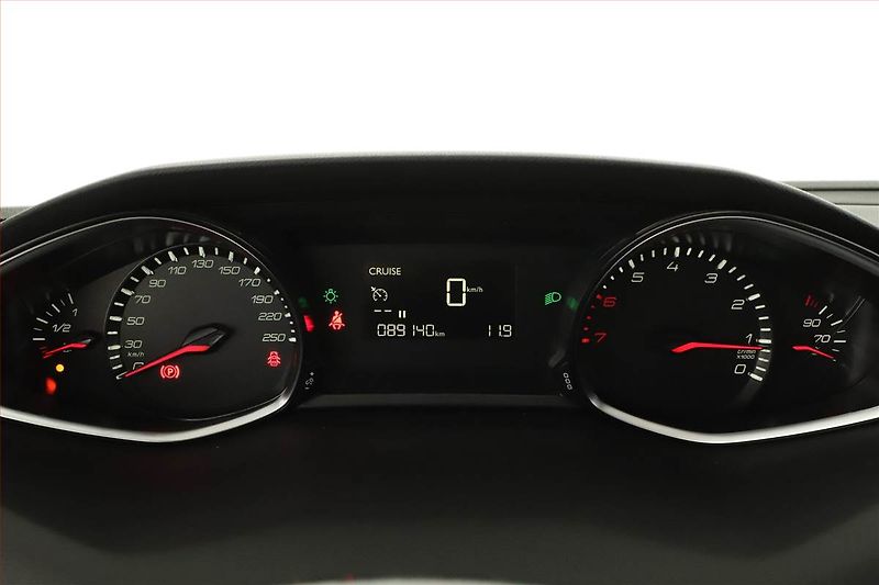 Peugeot 308 (2018) Style 1.2 PureTech, ČR,1.maj - fotka 8 z 13
