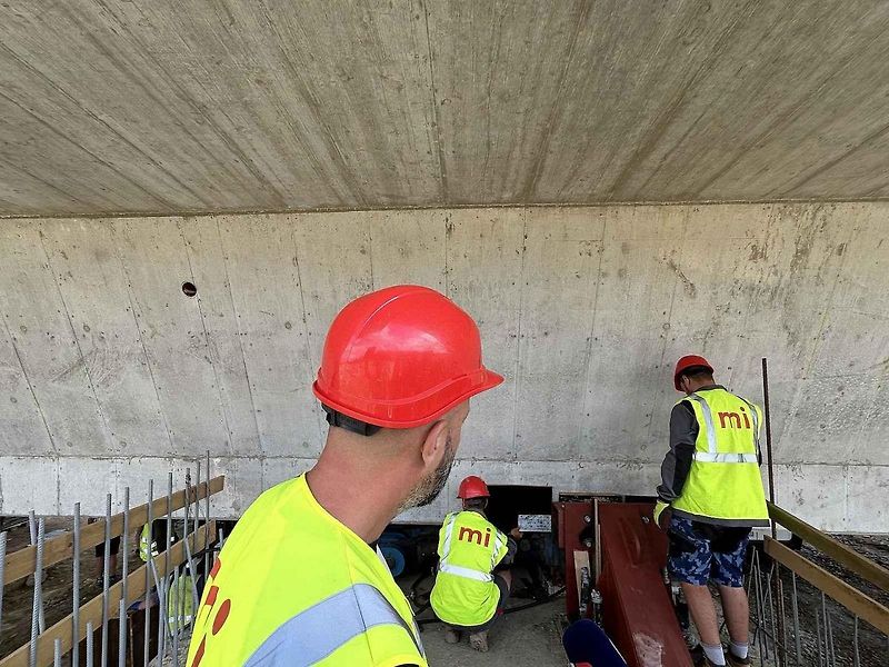 Začal výsuv mostní konstrukce dálniční estakády před silnici I/35 u Opatovce na Svitavsku.